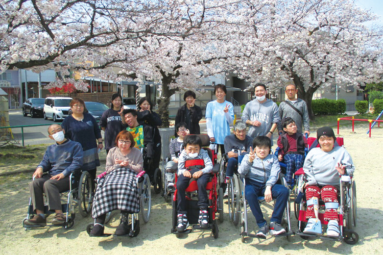 桜の季節は近くの公園でお花見